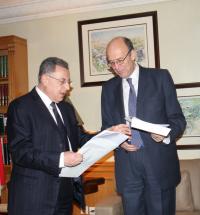 الرئيس السنيورة يسلم بلامبلي العريضة 